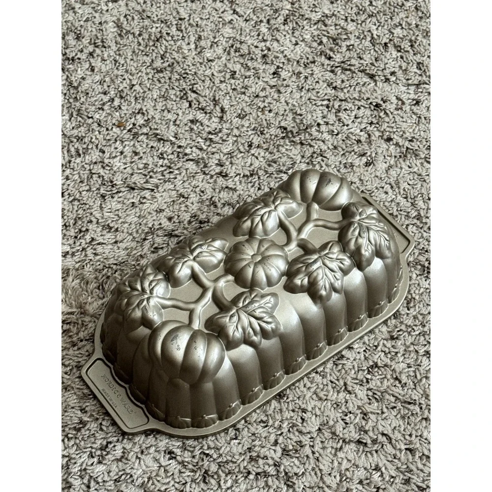 Nordic Ware Pumpkin Loaf 1 lb.  Cake‎ Pan Mold Cast Aluminum Made in USA